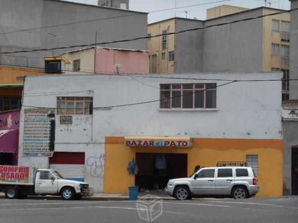 Casa con 4 locales comerciales y Departamento