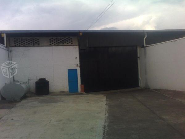 Amplia bodega entrada trailers cuenta con oficinas