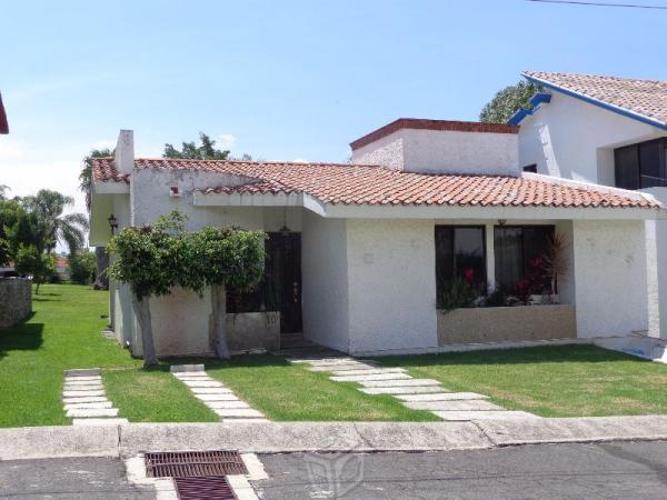 Lomas de Cocoyoc, bonita casa con alberca