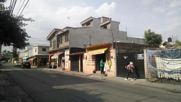 Linda Casa sola un nivel con local comercial