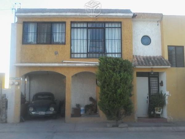 Casa en venta con locales comerciales