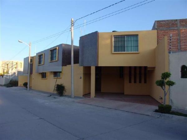 Casa en colinas del parque con portón electrico