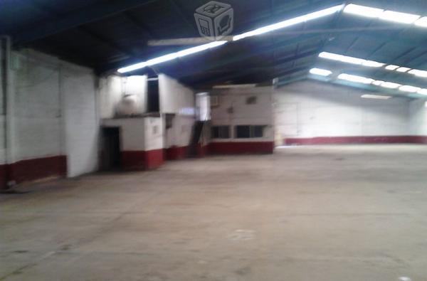 Rento en Abastos bodega de 1,200m2 con oficinas