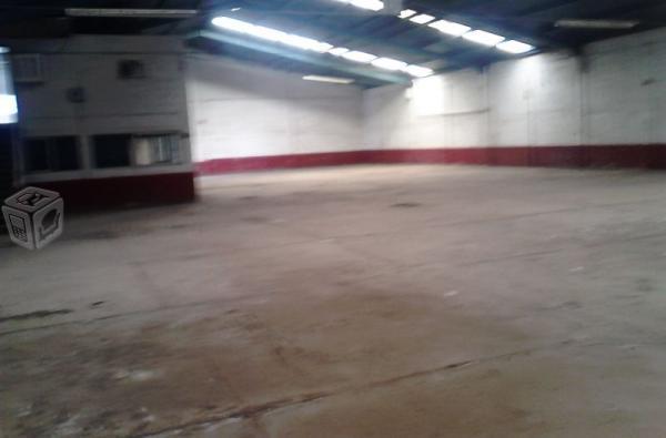 Rento en Abastos bodega de 1,200m2 con oficinas