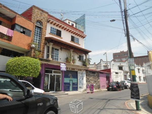 Enorme Casa con Locales Uso Comercial