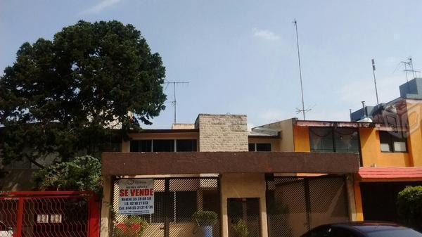 Venta de casa bien ubicada frente a parque!