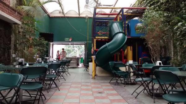 Salon con uso de suelo mixto