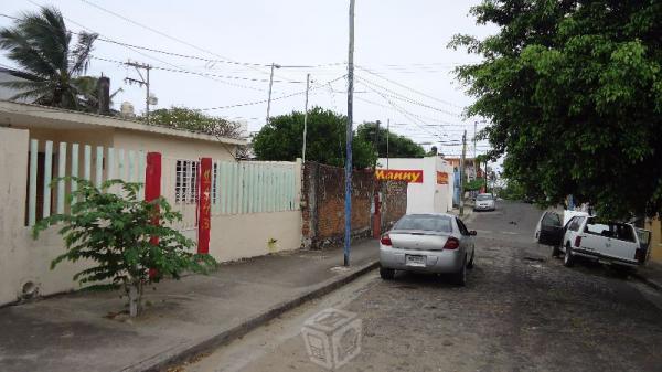 Centrica casa amplia junto esquina arista