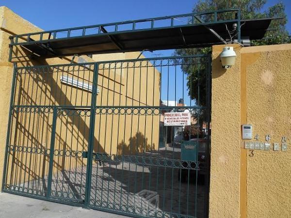 Casa d 3 rec. 2.5 baños en Av. de La Paz en privad