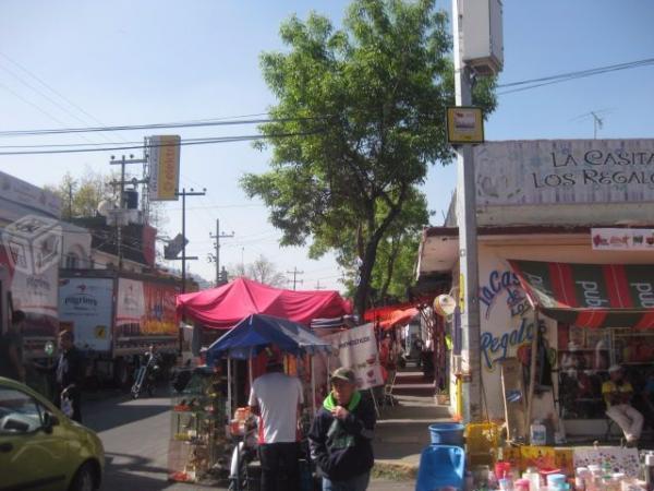 Terreno con locales en frente de mercado