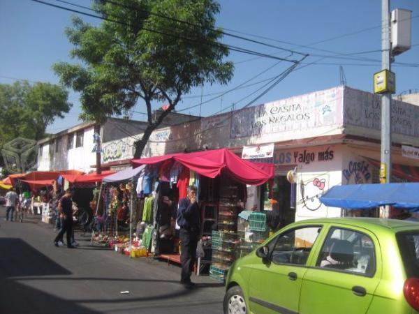 Terreno con locales en frente de mercado