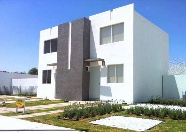 Casa con amplio jardín dentro de circuito privado