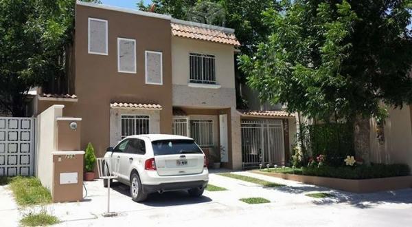 BONITA CASA EN LA ROSALEDA FRENTE ÁREA VERDE