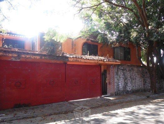 Casa amplia de 4 recámaras con alberca y terrazas