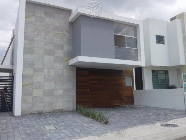 Casa LOMAS DE JURIQUILLA con cuarto de servicio