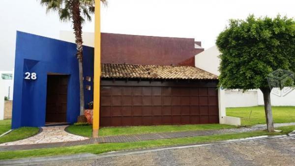 Amplia casa en venta en Lomas de angelopolis 999