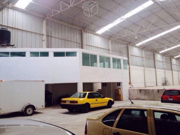 BODEGA EN RENTA FRENTE a PLANTA V.W. 1476m²