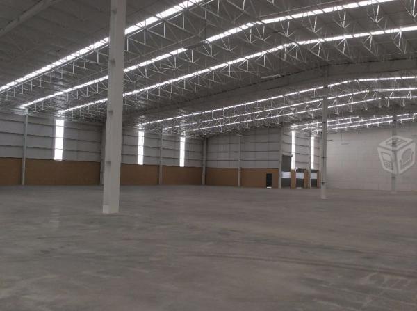 EXCELENTE BODEGA EN EL PUERTO INTERIOR 4,200 m2