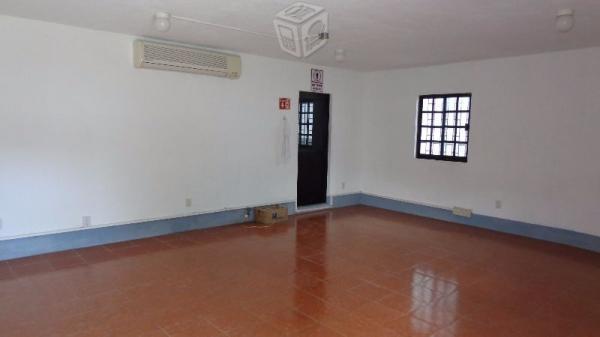 Oficinas con bodega disponible en la calle 48