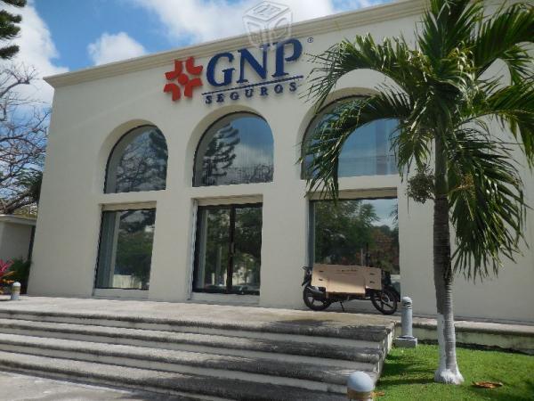 Edificio de oficinas en Cancún centro en esquina