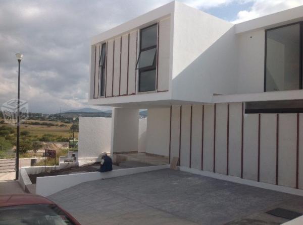 Moderna casa en cumbres del lago en venta