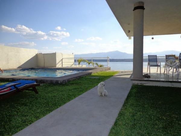 Casa con vista al lago, alberca, jardin