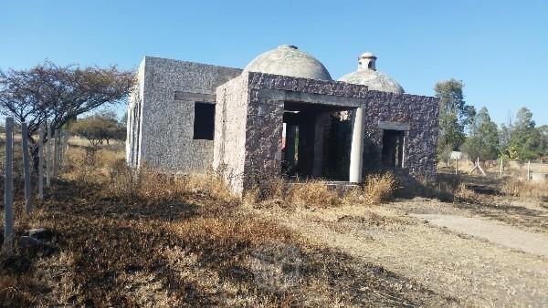 En venta terreno con cabaña en obra gris