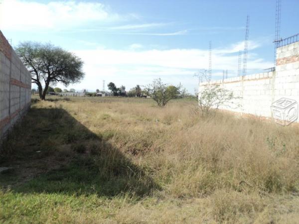 Terreno con servicios de agua y luz