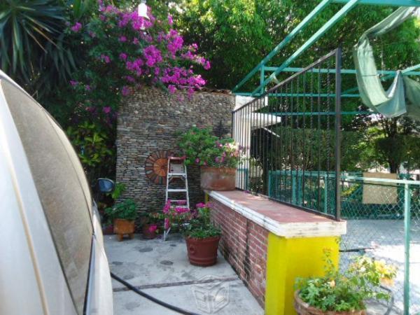 Se vende bonita y amplia casa (toda o en partes)