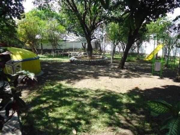 Se vende bonita y amplia casa (toda o en partes)