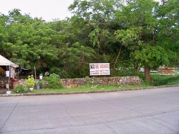 Esquina comercial sobre dos carreteras en