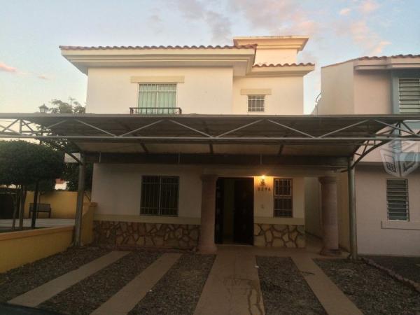 Casa con buenos acabados en cotto en RENTA