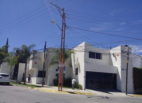 CASA EN VENTA en LOMAS 4ª SECC. T= 170m2; C= 240m2