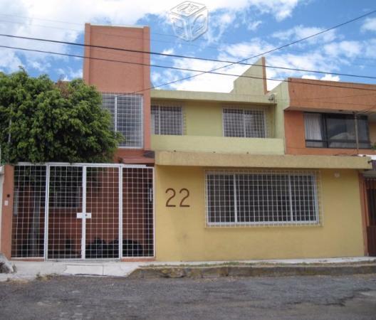 Casa en calle cerrada, grandes espacios, mucha luz