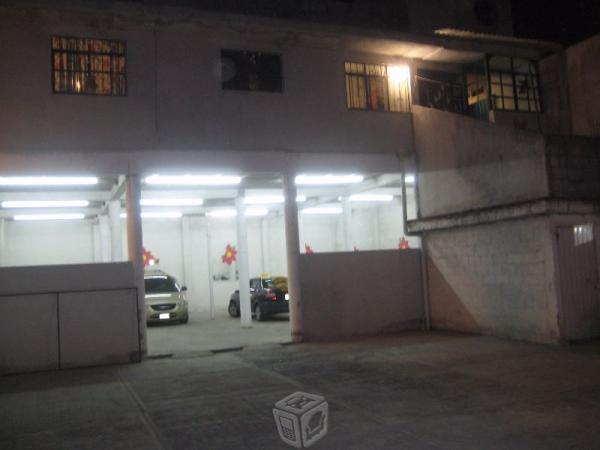 Se vende casa grande con local y patio grande