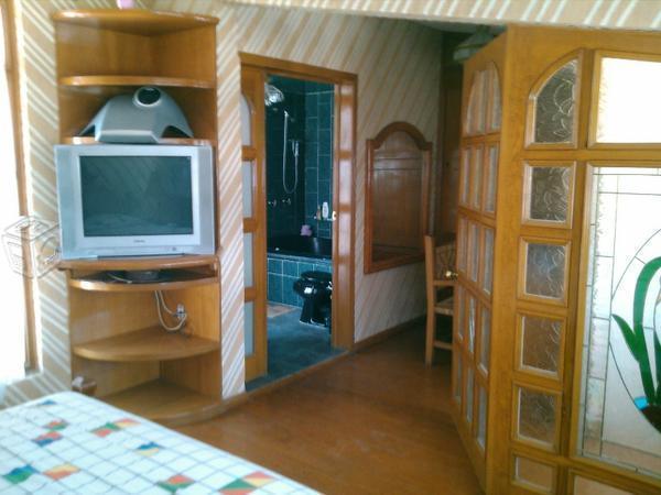 Preciosa casa con acabados finos de madera amuebla