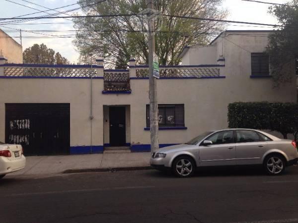 Frente a la casa azul de Frida Kahlo