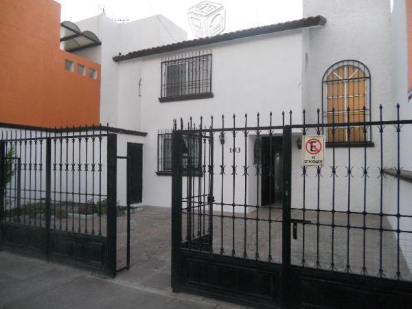 Casa a un costado de av. colosio