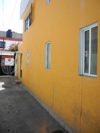 Casa en calle cerrada con amplios espacios