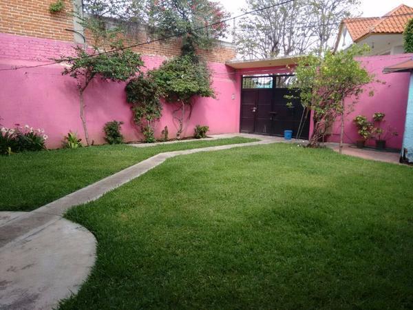 Casa sola con jardin estacionamiento para familia