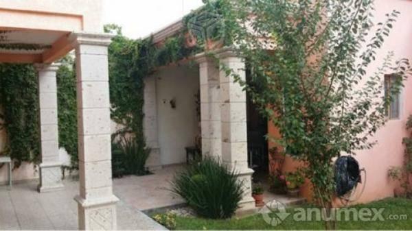 Hermosa Casa en Los Pinos, Estilo Colonial