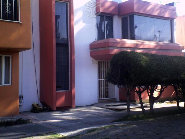 Casa sola cerca de servicios administrativos