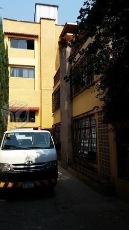 Oficina chiquita de lujo con baño y terraza