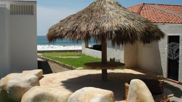 Casa en club privado frente a playa