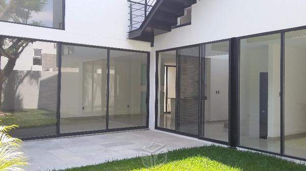 MODERNA casa en FRACCIONAMIENTO, zona DORADA