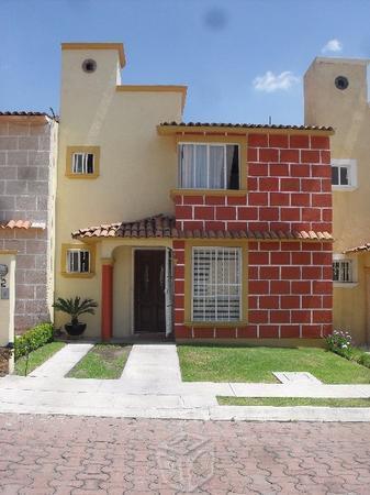 Bonita casa en calle cerrada con porton eléctrico