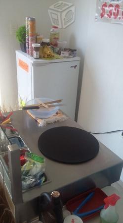 Crepería frente escuela y detrás de templo