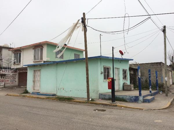 Casa con Planta alta y Local comercial en esquina