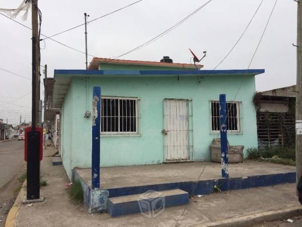 Casa con Planta alta y Local comercial en esquina