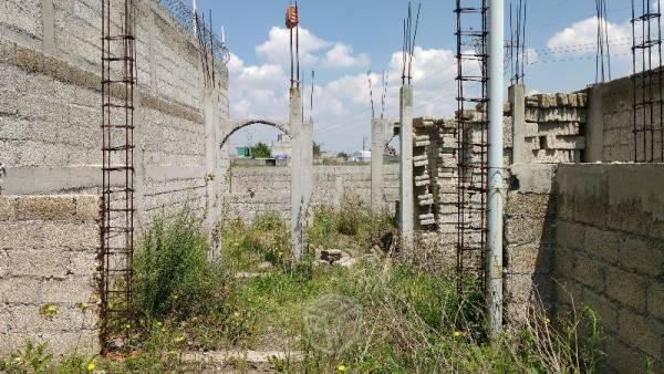 Terreno con cimentación y avance de obra